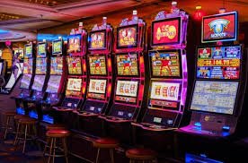 jl app Casino lobby showing slots and live dealer games on mobile